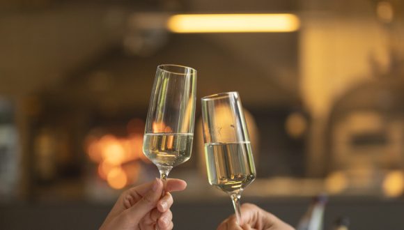 side-view-couple-holding-drinks